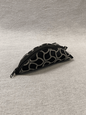 Ékalakú textil neszeszer - fekete